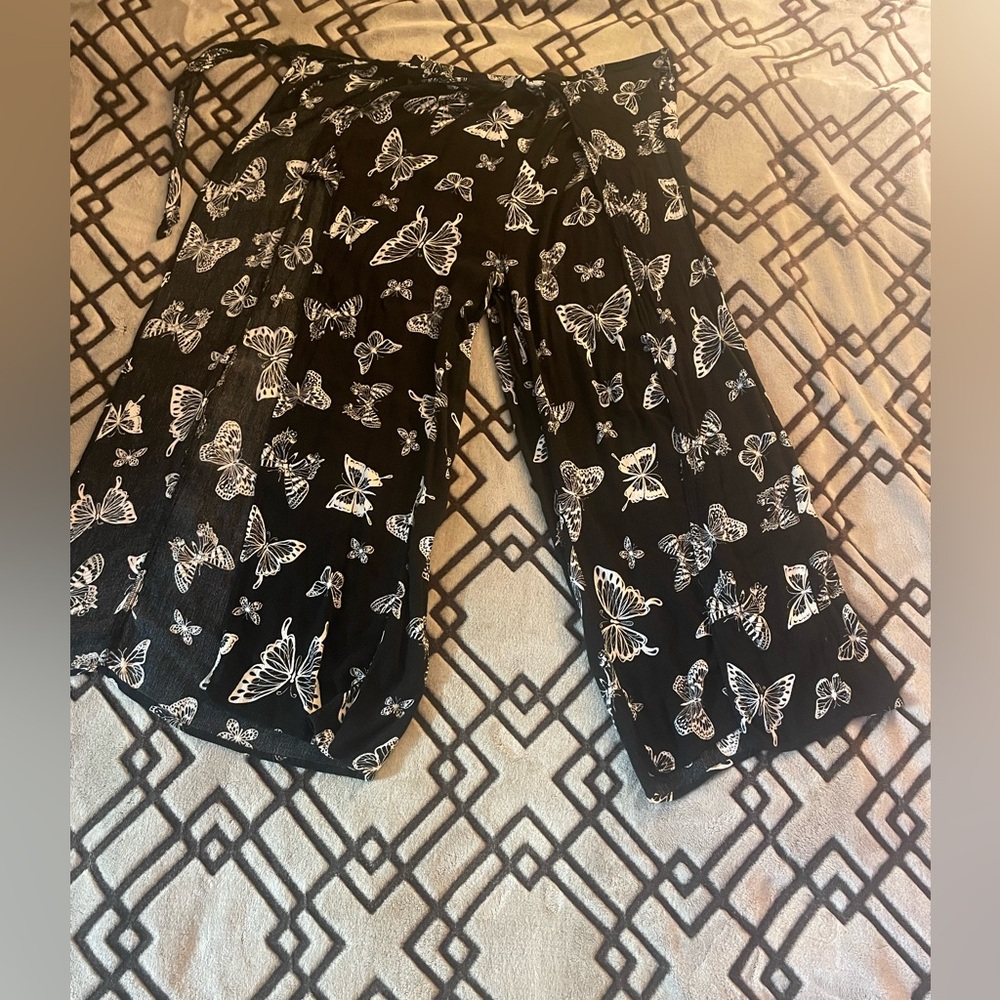 No Boundaries Black and White Butterfly wrap around female size xl